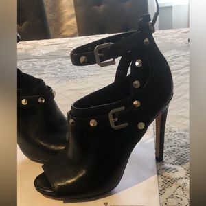 Black leather Marciano heels in excellent condition.